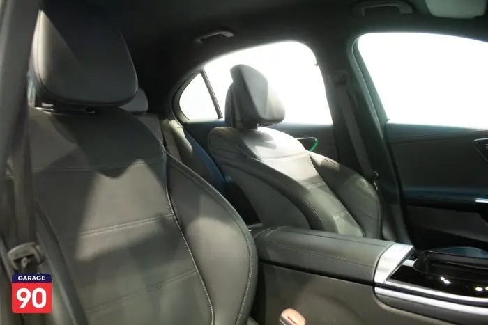 Mercedes-Benz C180 2023 - صورة 19