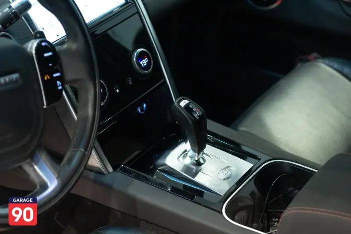 Land Rover Discovery S Dynamic Wakeel 2020 - صورة 14