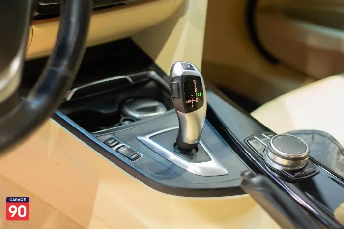bmw 318i 2018 - صورة 16