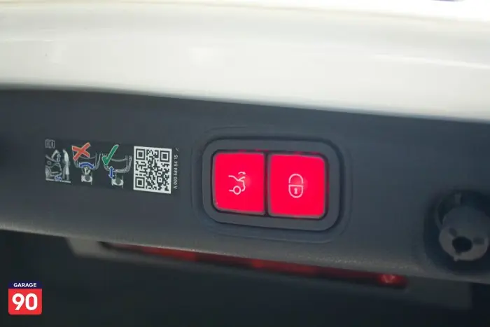 Mercedes-Benz E200 2023 - صورة 19