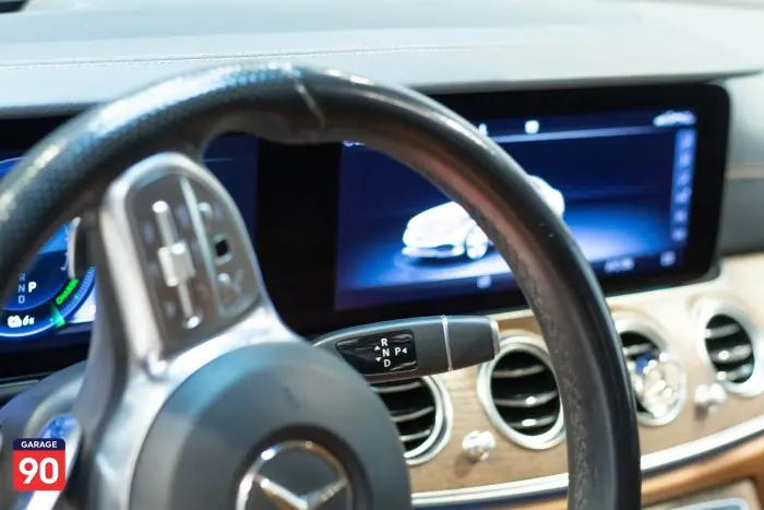 Mercedes-Benz E300e 2019 - صورة 15