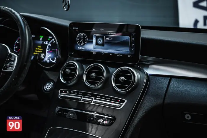 Mercedes-Benz C200 2019 - صورة 17