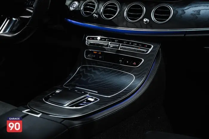 Mercedes-Benz E300 2021 - صورة 19