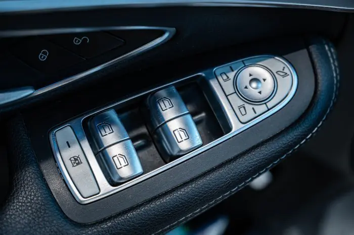 Mercedes-Benz C180 2018 - صورة 17