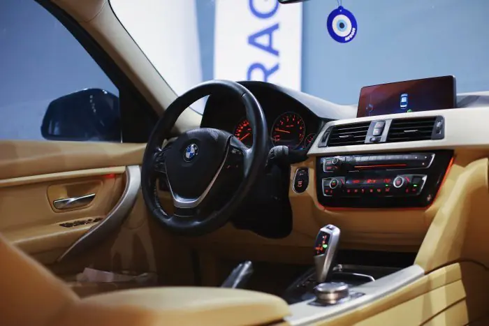 bmw 318i 2017 - صورة 10