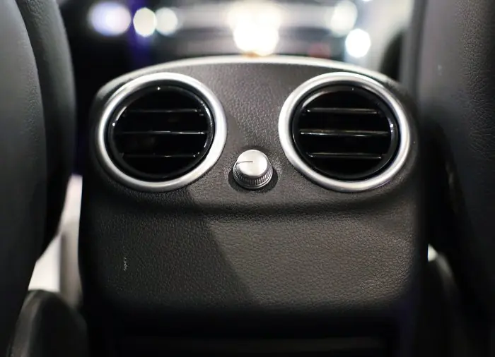 Mercedes-Benz C200 2020 - صورة 17