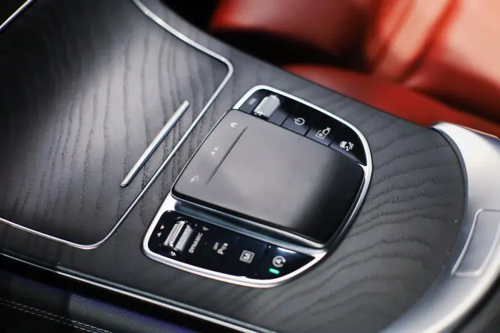 Mercedes-Benz GLC300 2020 - صورة 15