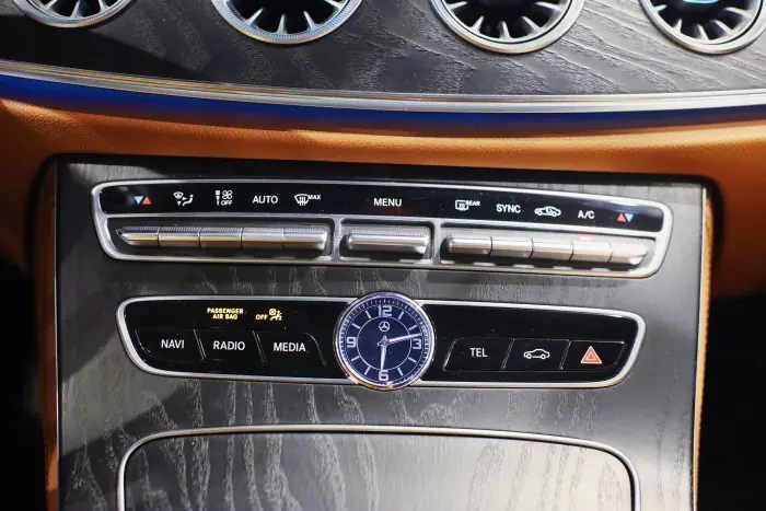 Mercedes-Benz E200 2019 - صورة 15