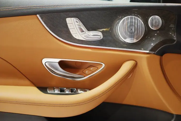 Mercedes-Benz E200 2021 - صورة 16