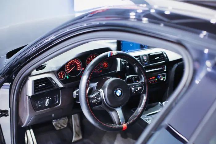 bmw 320i 2017 - صورة 13