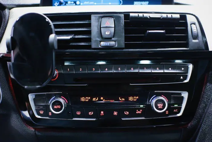 bmw 320i 2017 - صورة 19