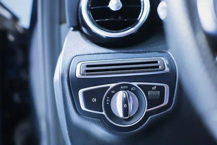 Mercedes-Benz C200 2019 - صورة 18