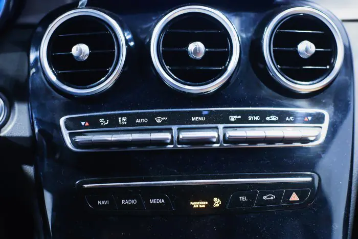 Mercedes-Benz C200 2019 - صورة 19