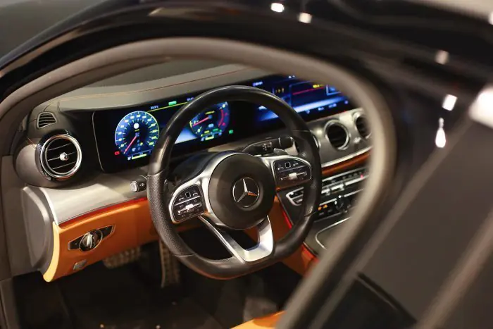 Mercedes-Benz E200 2020 - صورة 13