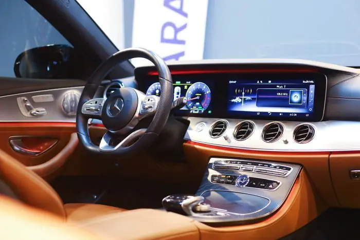Mercedes-Benz E200 2020 - صورة 20
