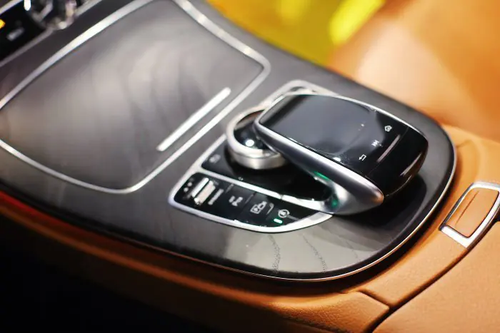 Mercedes-Benz E200 2020 - صورة 16
