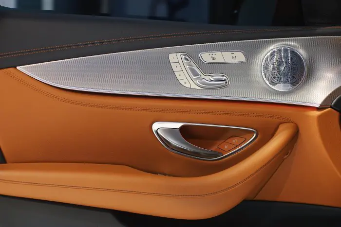 Mercedes-Benz E200 2020 - صورة 14