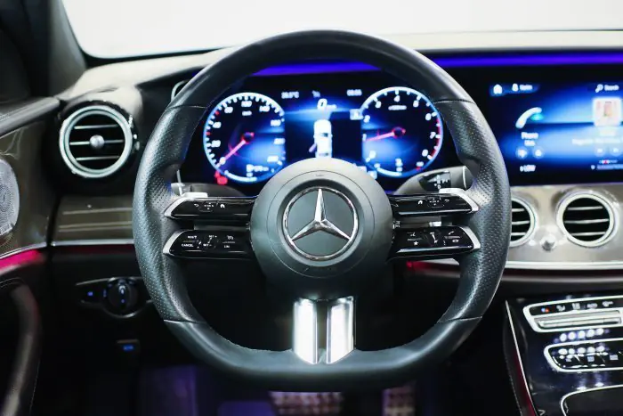 Mercedes-Benz E300 2021 - صورة 19