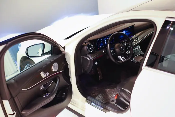 Mercedes-Benz E300 2021 - صورة 13