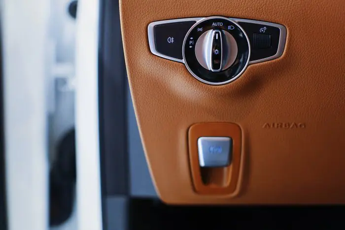 Mercedes-Benz E200 2021 - صورة 21