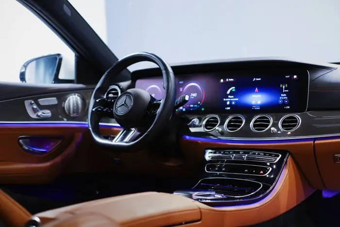 Mercedes-Benz E200 2021 - صورة 17