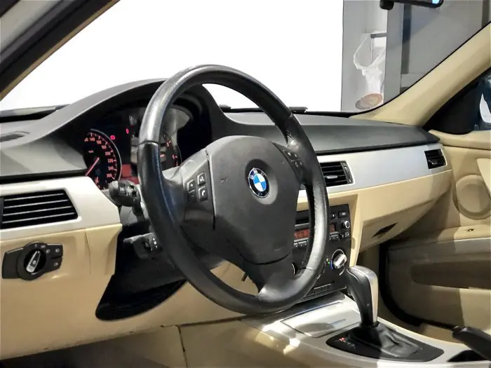 bmw 318i 2012 - صورة 11