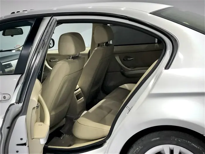 bmw 318i 2012 - صورة 10