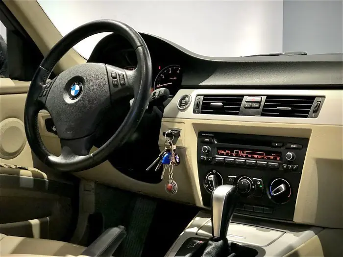 bmw 318i 2012 - صورة 12