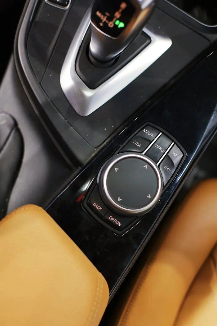 bmw 318i 2018 - صورة 14