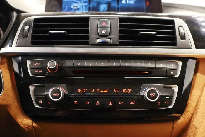 bmw 318i 2018 - صورة 18