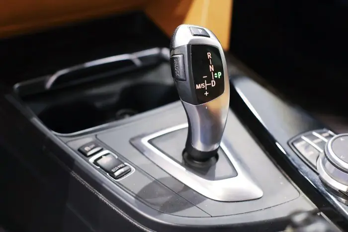 bmw 318i 2018 - صورة 17