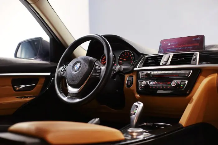 bmw 318i 2018 - صورة 11