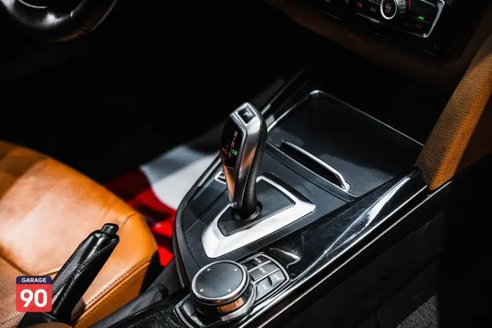 bmw 318i 2018 - صورة 14