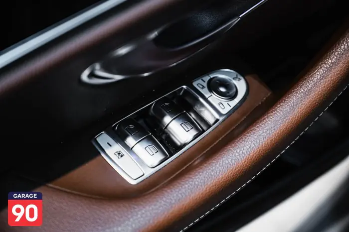 Mercedes-Benz E300 2020 - صورة 16