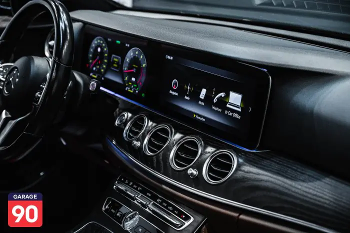 Mercedes-Benz E300 2020 - صورة 13