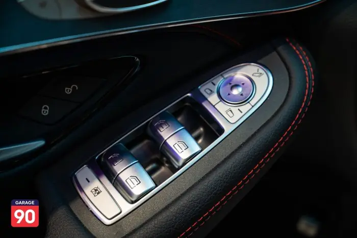 Mercedes-Benz GLC300 2023 - صورة 18