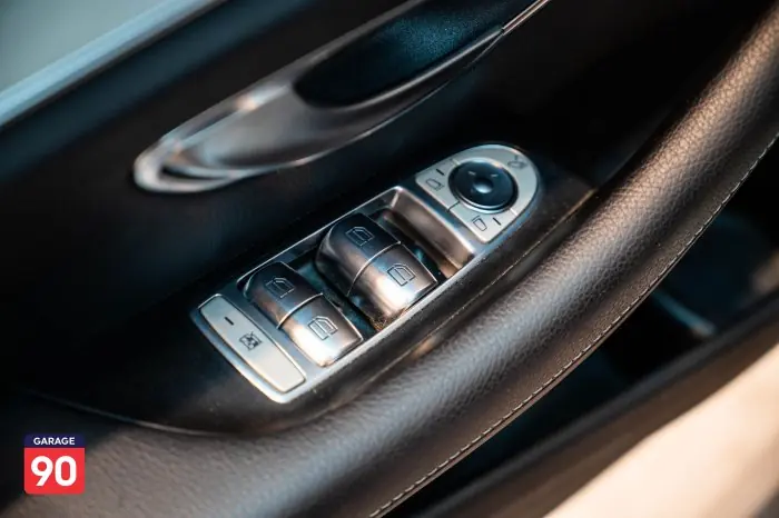 Mercedes-Benz E200 2022 - صورة 10