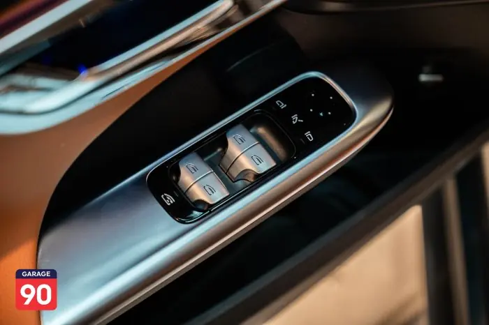 Mercedes-Benz C180 2023 - صورة 11